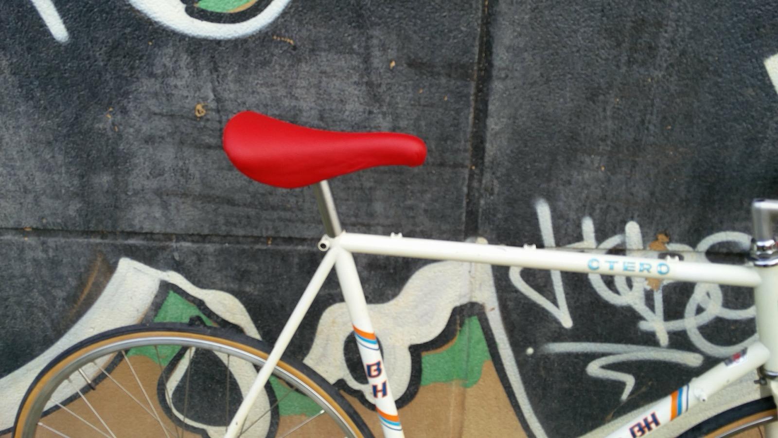Captura de sharedset con bicicleta retro blanca disponible para rodajes