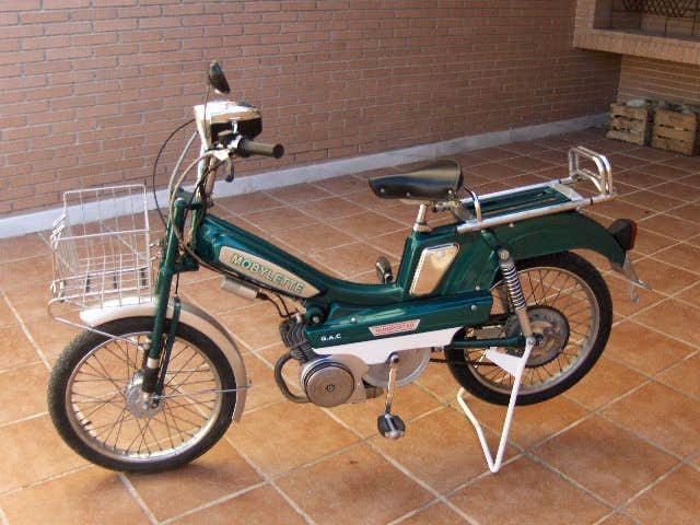 Captura de sharedset con Mobylette verde con cesta para escenas y rodajes